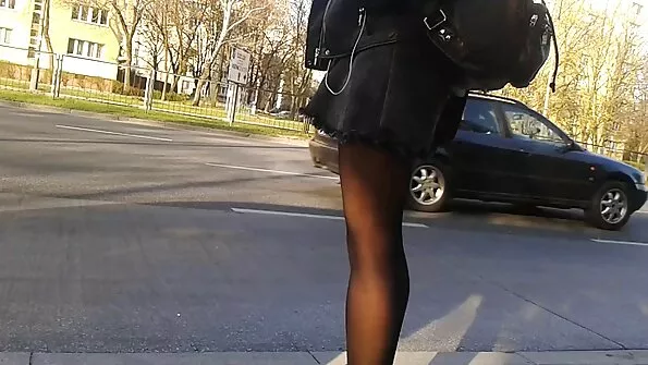 Rinnakas ettekandja seadis seksiks oma uhke tagumikku.