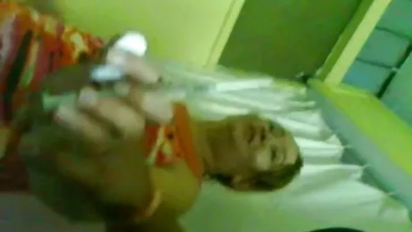 Katsed kummikiisuga enne seksi.