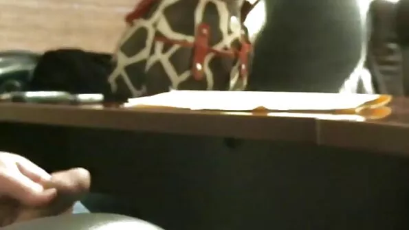 Black MILF andis väikesele suure riistaga mehele unustamatu esimese seksi.